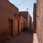 کوچه با دیوارای اجوری و خونه های قدیمی