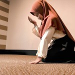 یک دختر با حجاب در حال رکوع در نماز