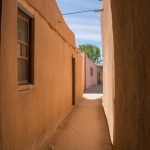 کوچه با دیوارای اجوری و خونه های قدیمی