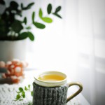 یک فنجان چای گرم، هوای سرد و مه آلود، اتاق گرم و مرتب.