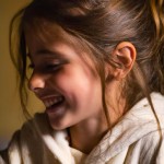 یک دختر زیبای اروپایی در حال خندیدن