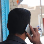 تریدری که در شهر کرمان در حال ترید کردن که گوشی خود است