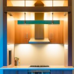 یک آشپزخانه ۳*۴ دارای کابینت ، هود ،نورمخفی و میز طراحی کن