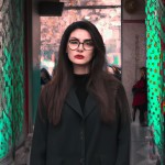 یک دختر زیبای ایرانی در خیابان های شهر تهران