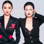 کیم جنی که کنار هوانگ یجی ایستاده
