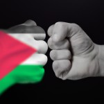 یه مشت که در مچ آن مشت، پرچم فلسطین قرار گرفته است و به نتانیاهو ضربه میزند
