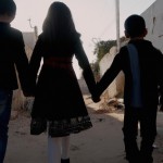 کودکان غزه در کنار هم ایستاده اند و دست هم را گرفته اند