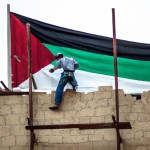 مردم فلسطین را برایم ترسیم کن که روی آواره های ساختمانی در حال مراقبت کردن از پرچمشان هستند به طور واقعی