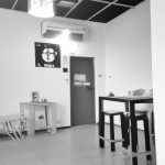 به تصوير با كيفيت از يك كافي شاپ ٣٥ متري در شهر بوشهر به نام كافئين به من نشان بده كه از جزييات كامل برخوردار باشد و از رنگ خاكستري استفاده شده