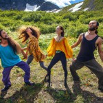 رقص گروهی زنان و مردان در طبیعیت کوهستانی