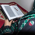 یک تصویر از مادر فلسطینی که سربازی را از زیر قرآن عبور میدهد