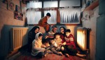 خانواده تهرانی خوشحال در خانه، گرمای خانه با رادیاتور، زمستان