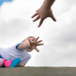یک کودک 3 ساله روی زمین افتاده 
یک دست بزرگ از بین ابر های آسمان به سمت کودک دراز شده است