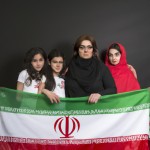 عکس یه مادر با سه دختر باحجاب در کنار پرچم ایران
