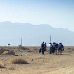 عکسی از نوجوانان در حال پیاده روی در مناطق عملياتی جنوب کشور ایران راهیان نور