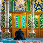 یک فرد در حال نماز در حرم امام زاده