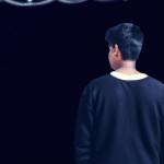 یک پسر جوان جذاب با ژست از پشت سر  برای پروفایل از دور با تم تاریک