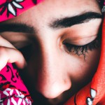 تصویر واقعی از یک دختر ایرانی با حجاب نوجوان  در حال پرهیز از مواد مخدر