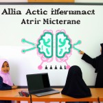 یک کلاس دانش آموزی دخترانه اسلامی  در حال یادگیری هوش مصنوعی chatgpt، دختران شاد و معلم کنار دانش آموزان ایستاده و درباره هوش مصنوعی صحبت میکنه، روی تخته کلاس نوشته هوش مصنوعی تحول بزرگ علم و تکنولوژی