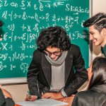 دانش آموز پسر ایرانی در کلاس درس ریاضی با دوستان و معلمش