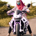 دختری با چادر رنگی سوار موتور هوندا