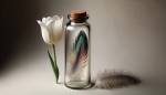 یک دونه پر سیمرغ داخل تنگ شیشه ای و یک دونه گل لاله سفید