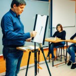 عکس تدریس یک معلم در حال تدریس نقشه کشی در کلاس