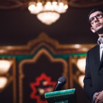 یک تصویر با کیفیت و سینماتیک از مهدی رسولی مداح در حال مداحی رو برام بساز . تصویر فوق واقع گرایانه با جرئیات زیاد و حداکثر وضوح . نور پردازی سینمایی و جذاب