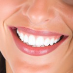 جوان خندان و زیبا روی با دندان های سفید