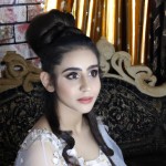 دختری ۲۵ساله با موهای بلند مشکی و چشم و ابروی مشکی در لباس عروس