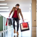 یک مرد درحال خرید کردن