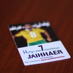 عکس کارت کیمدی فوتبال ناصر حجازی با قدرت ۱۰۰ روی میز چوبی