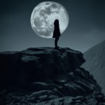 دختری که بر روی صخره است درشب که ماه هم معلوم است