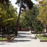 پیاده راه بزرگی  به عرض 60 دو طرف آن خیابان ماشین رو با عرض 8 متر هست که وسط اون پیاده راه  درختان بزرگ چنار باشه  وسط پیاده راه جوی آب با حوض است  قسمت های از اون چمن شده ساختمان های اطراف این خیابان معماری ایرانی مدرن رو داشته باشن اول خیابان نوشته به شهر بهارستان خوش آمدید