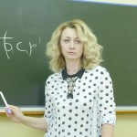 خانم معلم زیبا در کلاس درس
