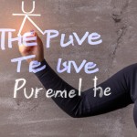 یک دختر بوکسوری که کمر بند قهرمانی را با صورت خونی خود بالا برده است