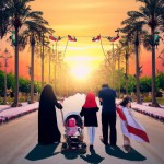دریک جاده زیبا و پر از درخت های نخل که خورشید در حال غروب است یک پر و مادر به همراه دو دختر. بزرگ و یک پسر بزرگ و یک دختر کوچک که در کالسکه نشسته است. و در دست هایشان پرچم است. به سمت حرم امام حسین می روند.