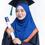 دختر باحجاب تحصیلکرده در علوم سیاسی