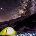 زیر ستارگان جایی که چیزهای وحشی هستند
 چادر های مان را درست کردیم نه چندان دور
 آتش می تر قد شب زنده است
 در دل طبیعت ما رشد می کنیم