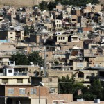 عکس یک محله نسبتا شلوغ ساده با خانه های ایرانی برام بساز