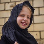 یک دختر با چادر مشکی در خیابان