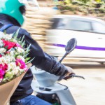 پیک موتوری در حال ارسال گل