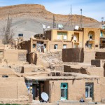 یک روستا ایرانی مردم همه گوشی به دست وکامپیوتر دارند ومشغول استفاده از اینتر نت هستند