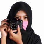 تصویر  یک دختر محجبه با  دوربین در دست