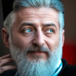 مرد ترکی انور تونا چشم ابی سفید ریش و سبیل بلند