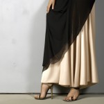 زنی محجبه با دامنوکفش پاشنه بلند