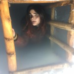 دختری ترسناک در کلبه برفی