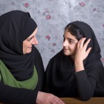 مادر و دختر محجبه ایرانی با مهربانی با هم صحبت میکنند