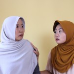 مادر و دختر محجبه با هم صحبت می کنند