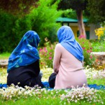 عکس دو دختر محجبه نشسته در باغ